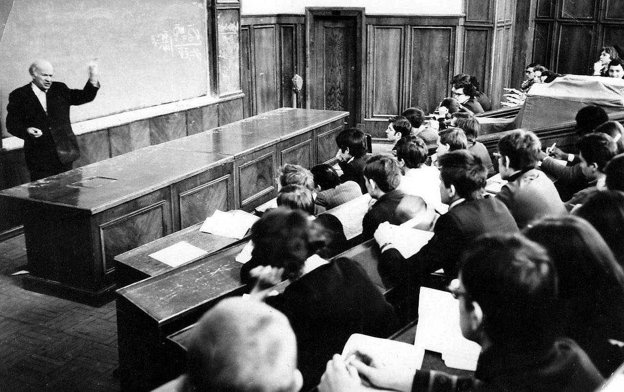 Я ещё застал на нашем факультете физики предмет «История КПСС». Преподавал его нам старый коммунист. ...