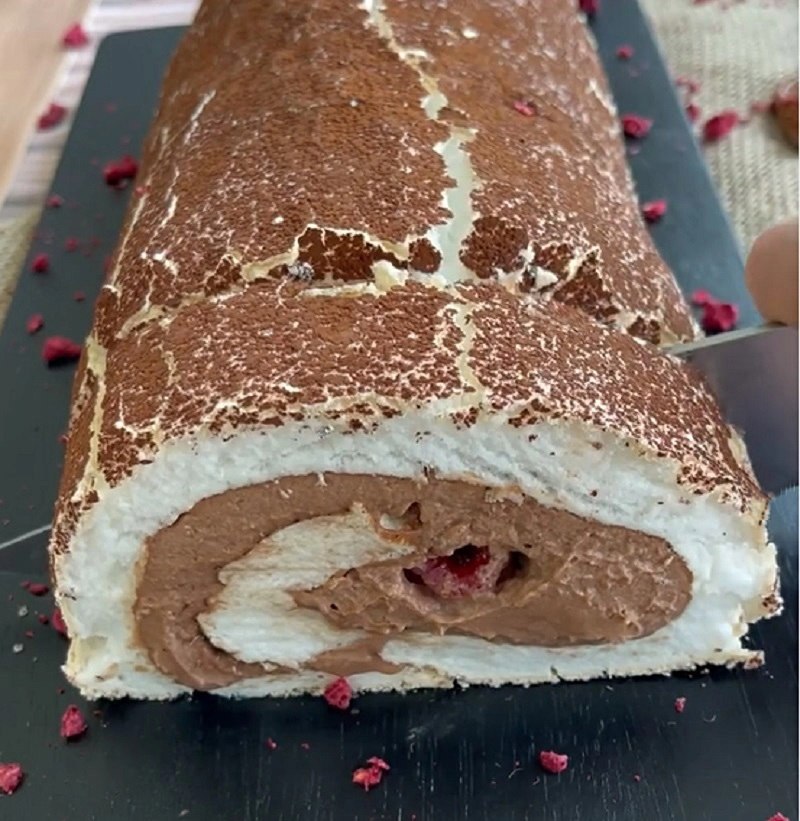 МЕРЕНГОВЫЙ РУЛЕТ СО ВКУСОМ ШОКОЛАДА. ДЛЯ КРЕМА Маскарпоне-250 г Сливки-300 г Сахарная пудра-50 г ...