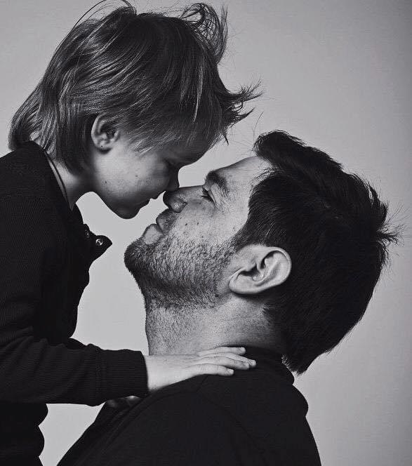 4-летнии мальчик идет к отцу и говорит ему: - Папа, я решил жениться. - Замечательно! И на ком?... - ...