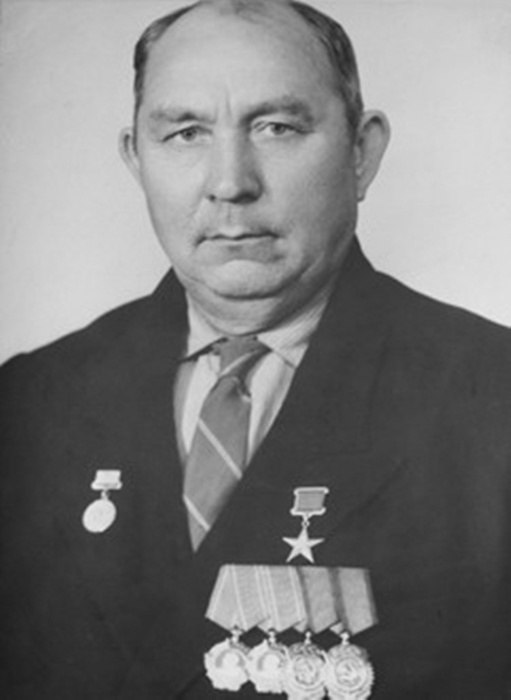 Пётр Николаевич Аплаев, (1 сентября 1912 - 6 августа 1982) - Герой Социалистического Труда, бригадир ...