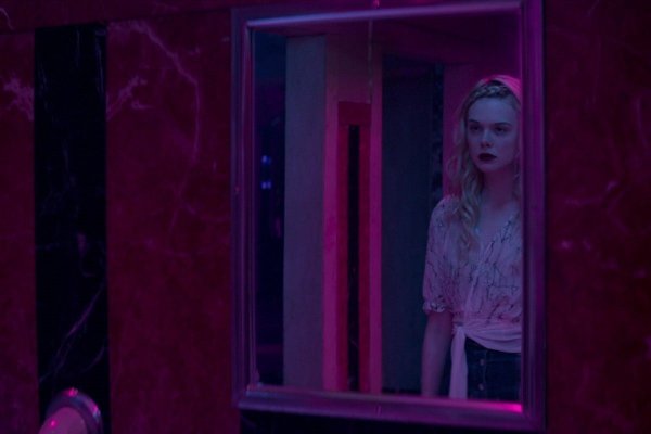 Цвет: фиолетовый. В подборке: 1. Труп невесты / Corpse Bride — Тим Бертон, Майк Джонсон, 2005 2. ... - 4