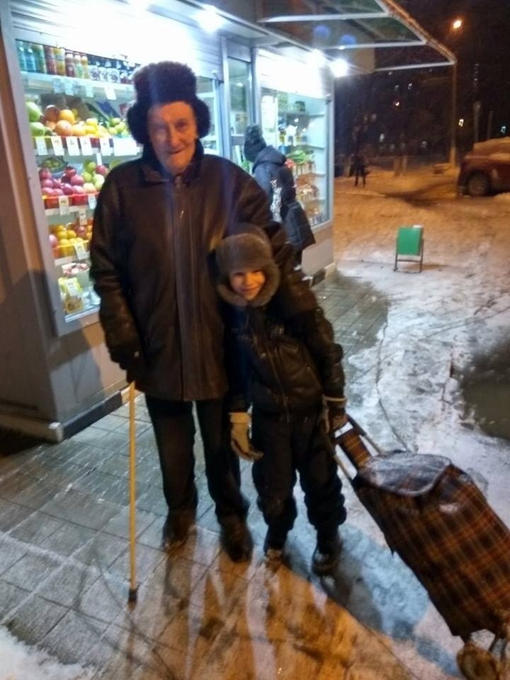 Вообще-то мы с детьми шли на школьный двор лепить снеговика. Снег липкий, нежный, игривый - нельзя ...