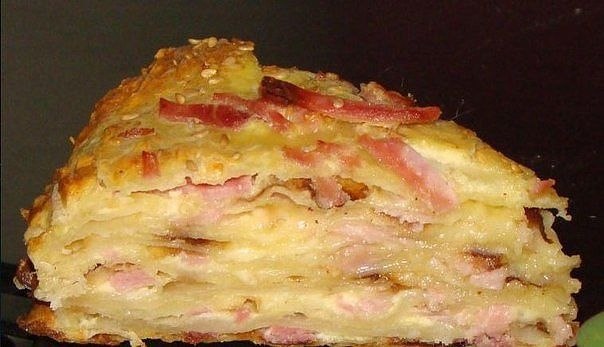 Закуска «Сырный торт с ветчиной».Ингредиенты:- 300 г муки;- 300 мл кипятка;- 3 ст.л. растительного ...