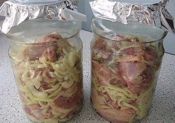 Вкусная курочка в банке.Ингредиенты: - тушка куры около 2 кг (или окорока) - 2 крупные луковицы - ...