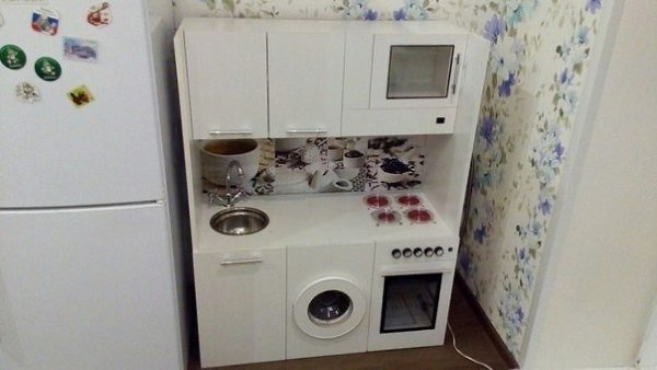 Любящий папа смастеpил детcкую кухню для дочки. Что может быть милеe)