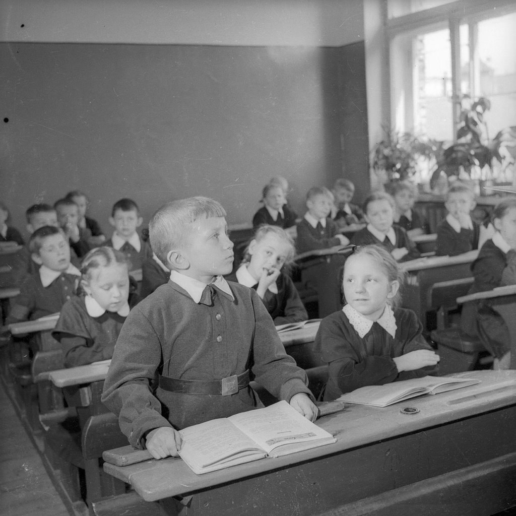 18 июля 1954 года Постановлением Совета Министров СССР было введено совместное обучение мальчиков и ...