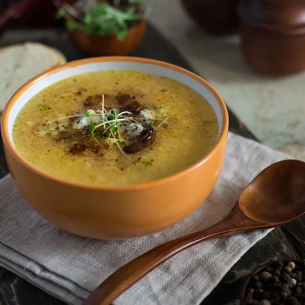 Суп с кукурузой и беконом. Ингредиенты: Лук репчатый — 1 шт.Морковь — 2 шт.Масло для жарки — 1–2 ст. ...