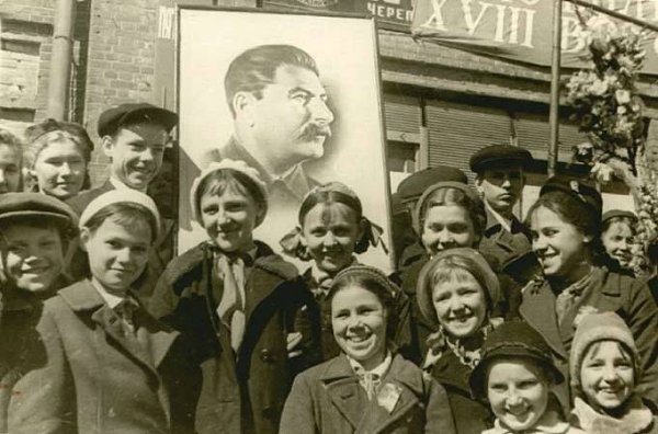 25 июля 1930 года вышло Постановление ЦК ВКП(б) о всеобщем обязательном начальном обучении. 14 ... - 2