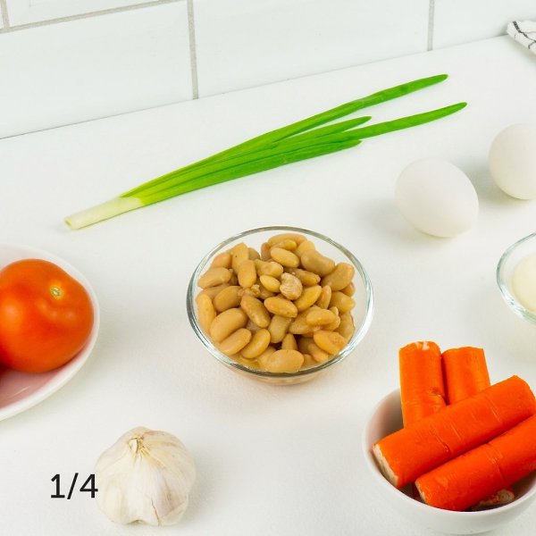 Салат из крабовых палочек с консервированной фасолью и яйцами.Приготовление:1. Вареные яйца очистите ... - 3