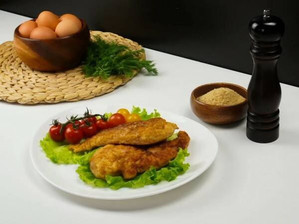 Куриный шницель в панировке.Ингредиенты:Филе куриной грудки 250 гКуриное яйцо 2 шт. Панировочные ...