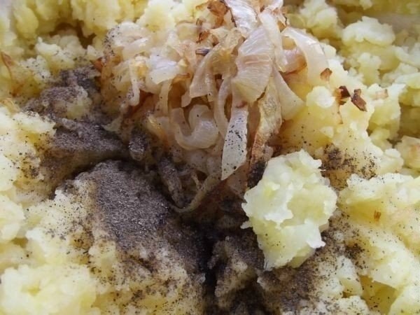 Воздушные жареные пирожки.Ингредиенты:- 2,5 стакана воды- 1 стакан сметаны- 1 столовая ложка сухих ... - 4