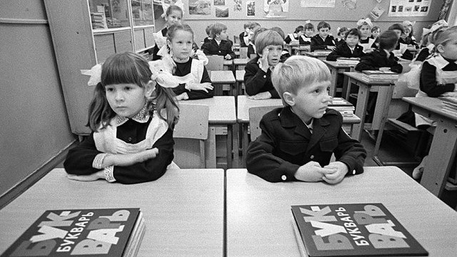 Юных школьников готовили к вступлению в октябрята, и к концу первой четверти, аккурат к 7 ноября, ...