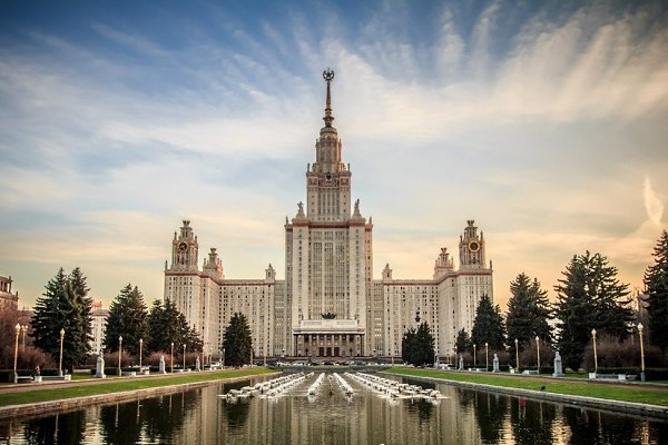 Необычайно красивый вид на главное здание МГУ. Сегодня ему исполняется 268 лет! - 3
