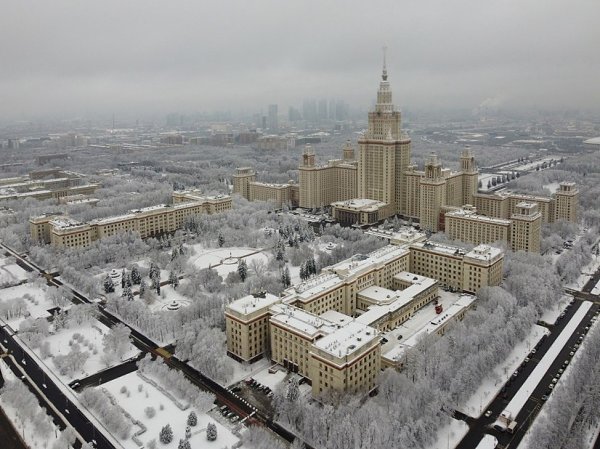 Необычайно красивый вид на главное здание МГУ. Сегодня ему исполняется 268 лет! - 2