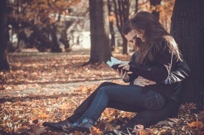 Ты же знаешь, тебя люблю, все улыбки и взгляд храню, посвящаю тебе зарю и молитвой покой вселяю. Я ...