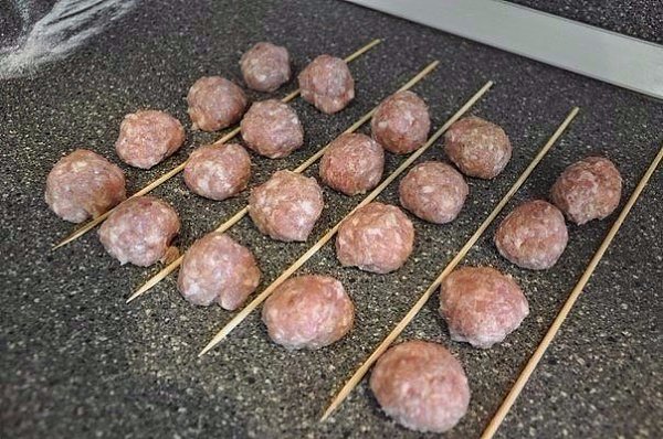 Шашлычки со слоёным тестом на шпажках.Ингредиенты:фарш мясной – 500 г,тесто слоеное бездрожжевое – ... - 5