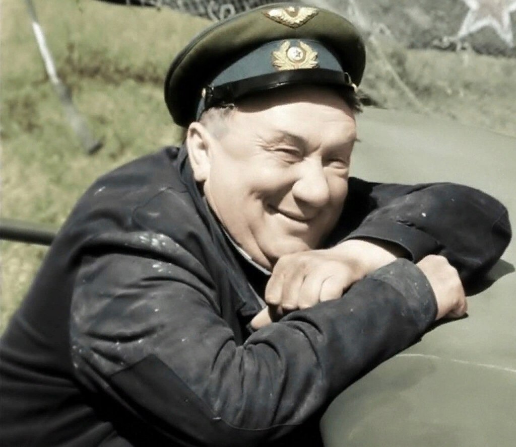 Мало кто знал, что этот громадный, феерически смешной и очень любимый зрителями артист – библиофил, ...