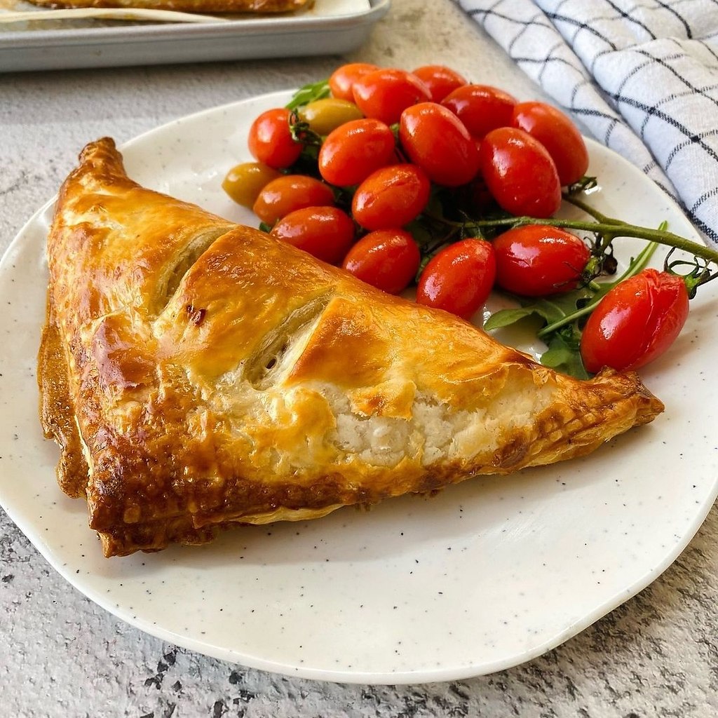 Пироги из слоёного теста с мясом и сыром.Ингредиенты на 4 шт.:Фарш говяжий/куриный — 450 гЧеснок, ...