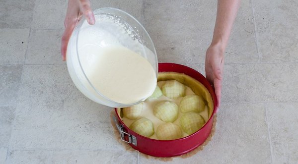 Вкусный яблочный пирог.ПОЛЕЗНЫЙ СОВЕТПосле того, как вкусный яблочный пирог испечется, дайте ему ... - 8