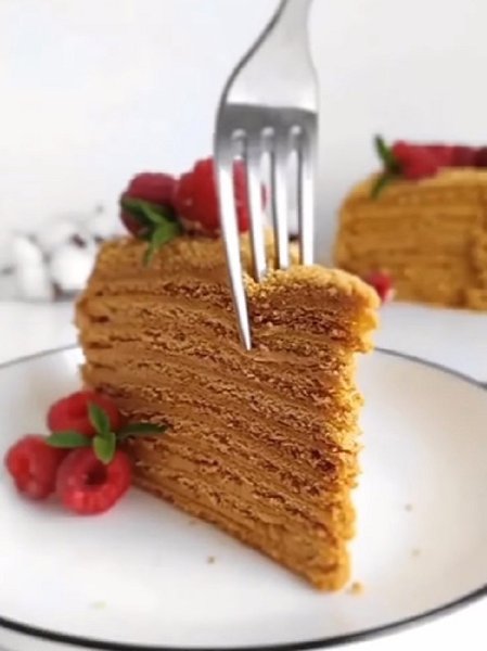 ТОРТ “РЫЖИК”. Для теста: Мука пшеничная – 750-850 г Яйцо куриное – 2 шт. Мёд – 2 ст. ложки Сахарный ...