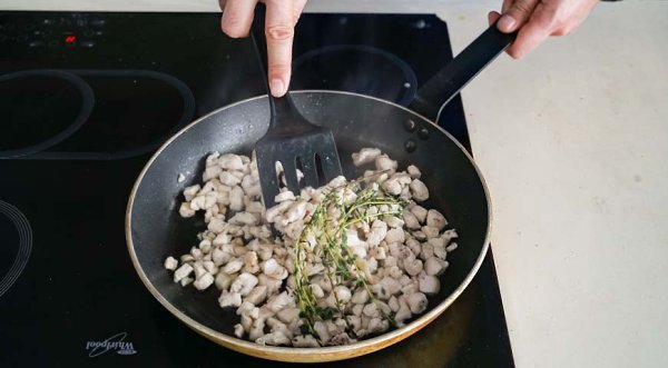 Салат Гранатовый браслет с курицей.Ингредиенты:400 г филе куриной грудки4 яйца1 гранат400 г ... - 6