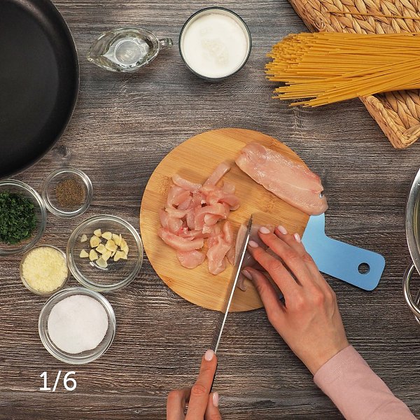 Макароны с курицей в сливочном соусе.Приготовление: 1. Куриное филе помойте и нарежьте небольшими ... - 3