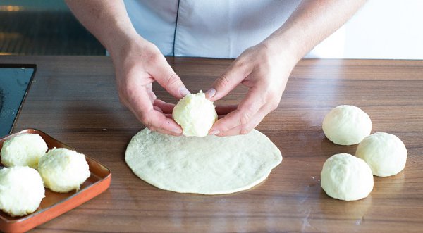 Хачапури с сыром сулугуни.Хачапури с сыром сулугуни — одна из многочисленных разновидностей ... - 5