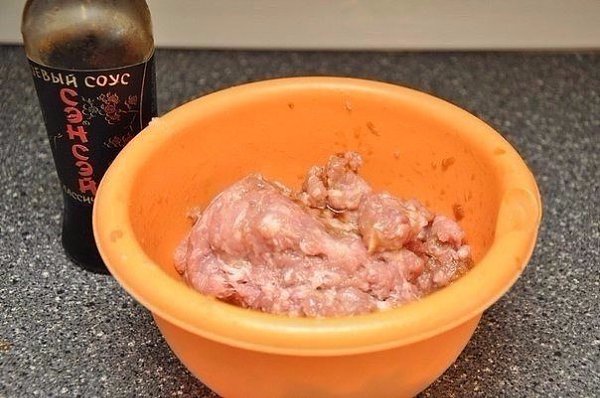 Шашлычки со слоёным тестом на шпажках.Ингредиенты:фарш мясной – 500 г,тесто слоеное бездрожжевое – ... - 3