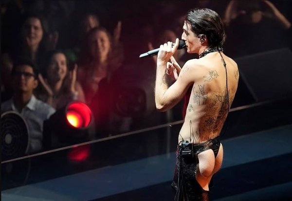 Лидер группы Maneskin Дамиано Давид сверкнул ягодицами на MTV VMA.На днях в Ньюарке в США прошла ... - 2