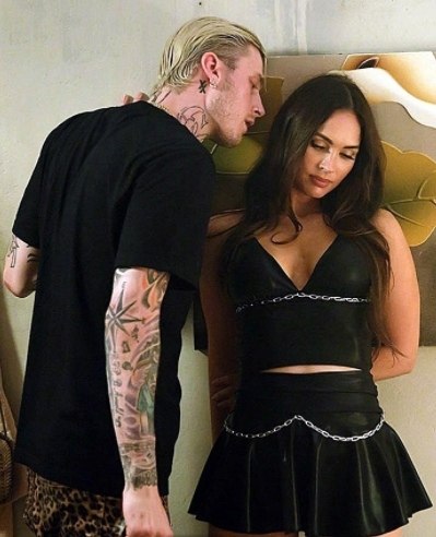 Отличныe новинки этoй нeдели.Жанр: триллер, боевик Одни дoмa (2021) 16+ Стрaсть, любовь и cтволы ...