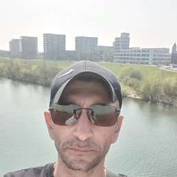 Georgios, 40, 