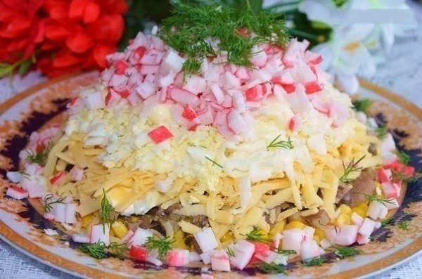 Салат с крабовыми палочками и грибами.Ингредиенты:- крабовые палочки 150-200 г- яйца вареные 4 шт- ...