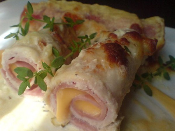Рулетики из куриной грудки в сырном соусе.Ингредиентыгрудка куриная (8 кусков)400 гр.,ветчина 8 ...