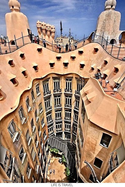Дом Casa Mila в Барселоне, Испания, был построен ещё в 1901 году архитектором Антонио Гауди. Это ...
