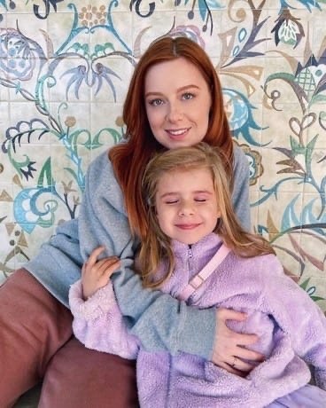 Юлия Савичева показала подросшую дочку.35-летняя выпускница