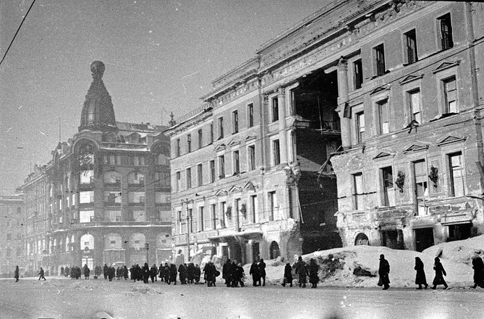 13 января 1944 — решением Ленгорисполкома возвращены исторические названия 20 площадям и улицам ...