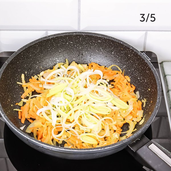 Борщ со щавелем и яйцом.Приготовление: 1. Нарежьте картофель кубиками среднего размера. Натрите на ... - 5