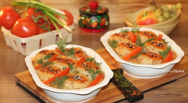 Ежики с рисом в сливочном соусе.Ингредиенты:мясной фарш - 250 гветчина вареная - 150 грис - 1 ...