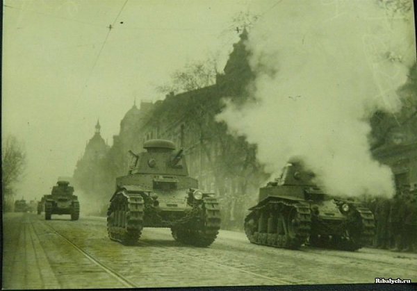 Лёгкие танки «Т-18» («МС-1») на параде. Владимирская ул. Киев, Украина, СССР, 1 мая 1932 года.
