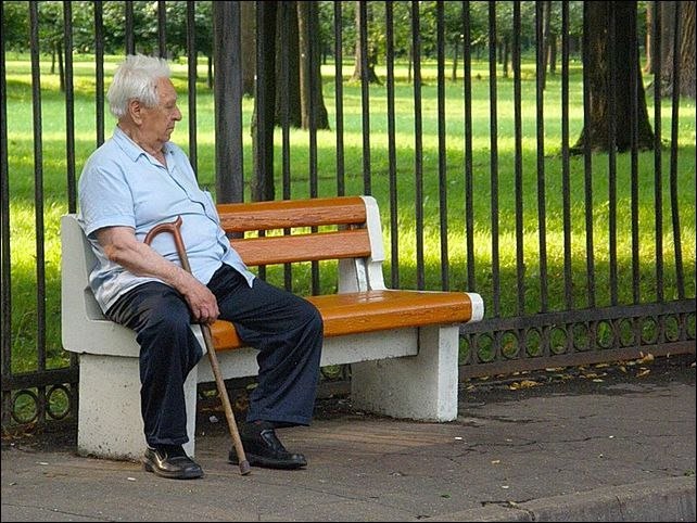 ОНА САМА, ВЕДЬ, НЕ СПРАВИТСЯ.– Мам, а почему тот дедушка постоянно сидит на скамейке у подъезда? – ...