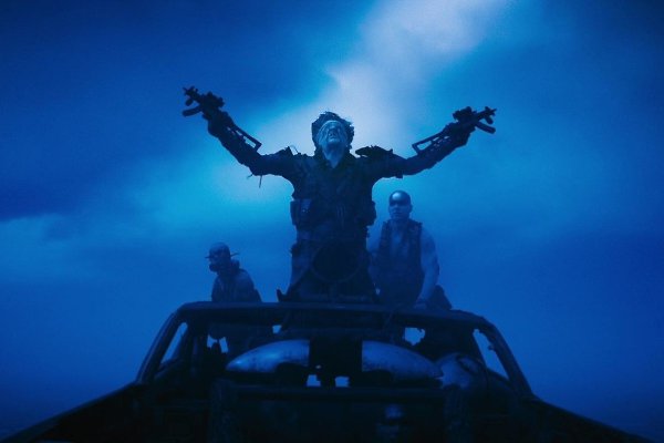 Цвет: синий. В подборке: 1. Безумный Макс: Дорога ярости / Mad Max: Fury Road — Джордж Миллер, 2015 ...