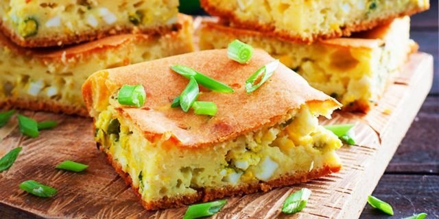 Заливной пирог с яйцами и зелёным луком.Нам потребуется11 яиц;200 г зелёного лука;соль — по ...