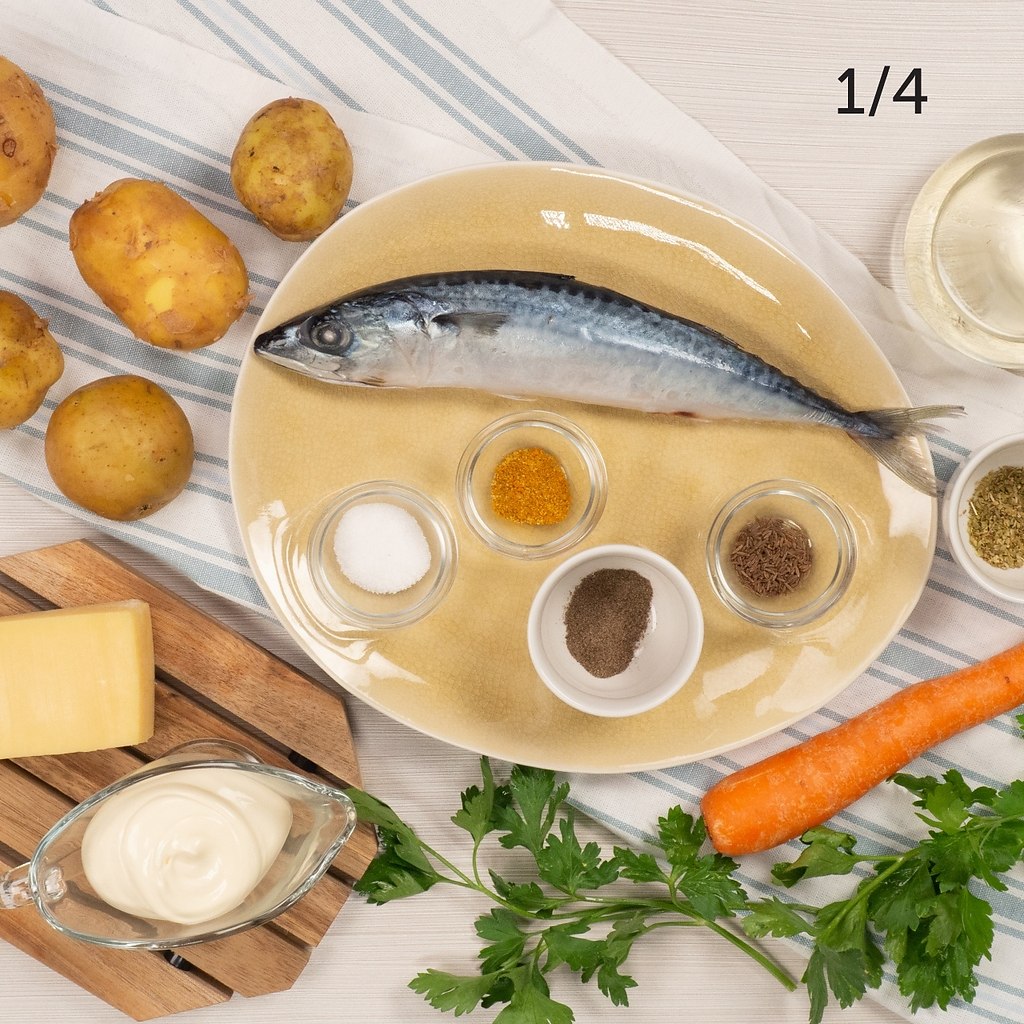 Скумбрия с овощами в духовке.Приготовление: 1. Почистите картофель, морковь, нарежьте овощи средними ... - 3