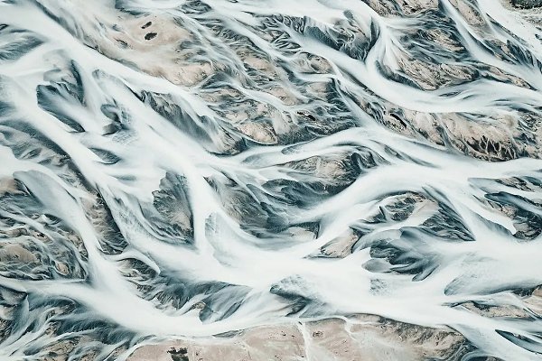 Портфолио исландского фотографа Брыньяра Агустссона.В работах он исследует природные текстуры скал, ...