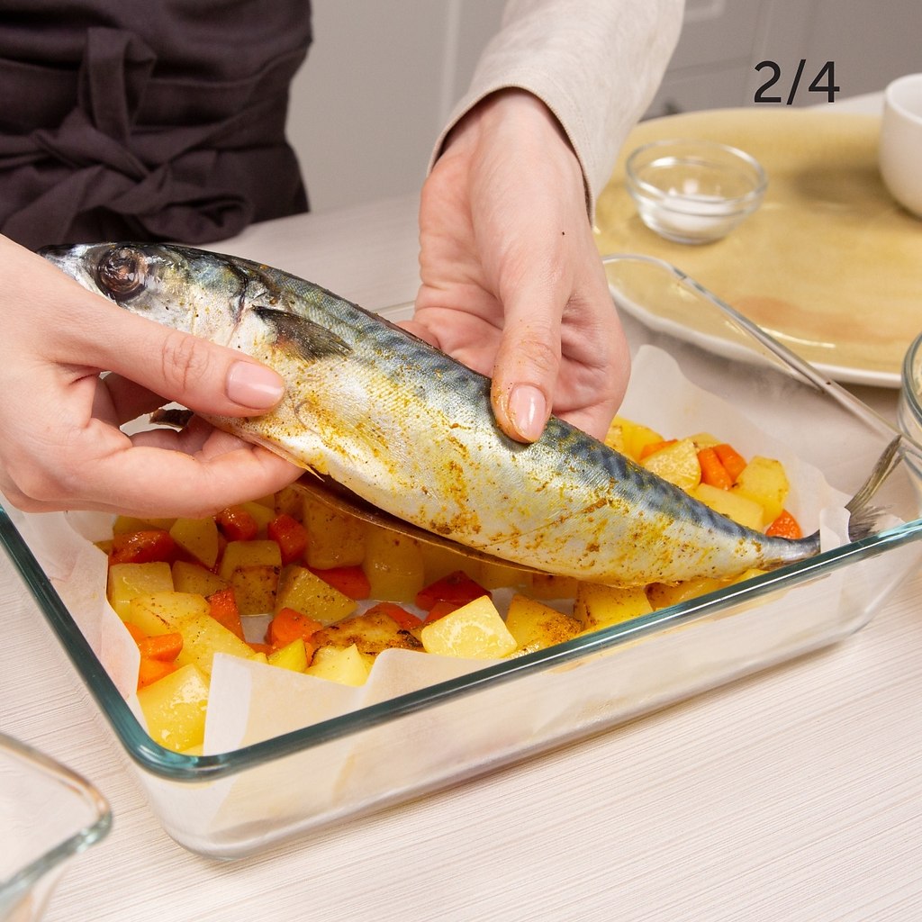 Скумбрия с овощами в духовке.Приготовление: 1. Почистите картофель, морковь, нарежьте овощи средними ... - 4