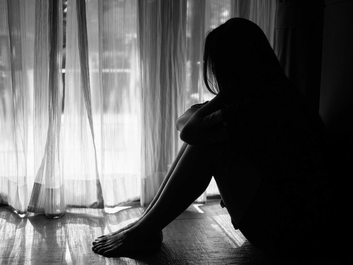 Не привыкни, молю, к одиночеству, Засыпать под уставшей звездой, К тишине или злому пророчеству, Что ...