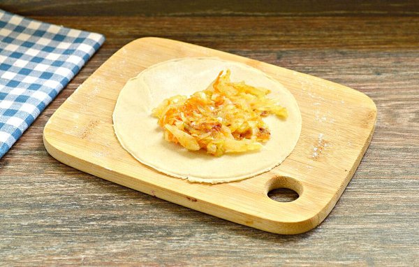 Чебуреки с капустой.Ингредиенты:НАЧИНКА:капуста - 400 гморковь - 1 шт.лук - 1 шт.масло растительное ... - 7