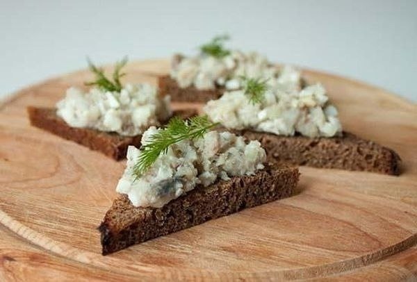 12 ЛУЧШИХ ПАСТ ДЛЯ БУТЕРБРОДОВ: БЫСТРО, ВКУСНО, ПОЛЕЗНО. 1. Из яиц и лука Натрите на крупной терке ... - 9