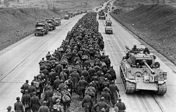 Колонна немецких военнопленных недалеко от Гизена, Германия, 1945 год.