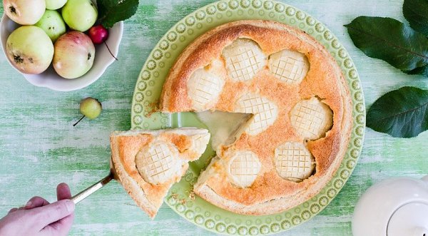 Вкусный яблочный пирог.ПОЛЕЗНЫЙ СОВЕТПосле того, как вкусный яблочный пирог испечется, дайте ему ...